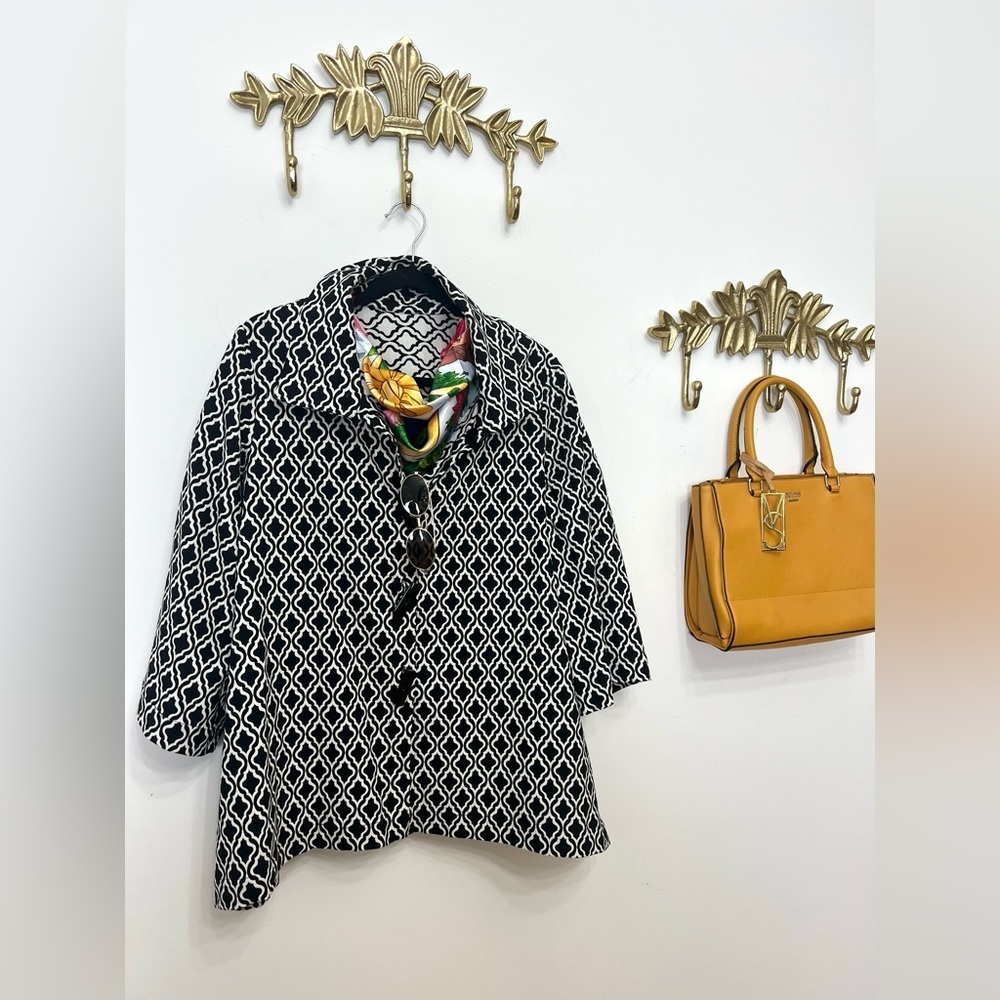 Chic black-and-white jacket with lattice geometric buttons. L ptp 22”